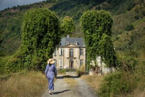 château, woman, gate-6978102.jpg